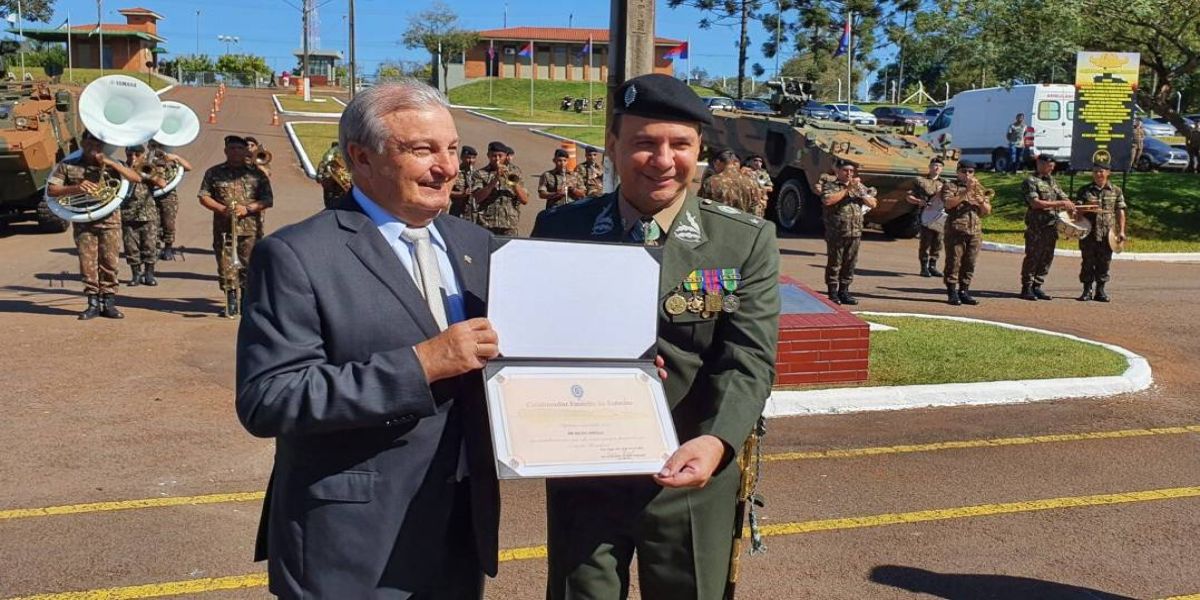 Dilvo Grolli recebe o diploma de colaborador emérito do Exército