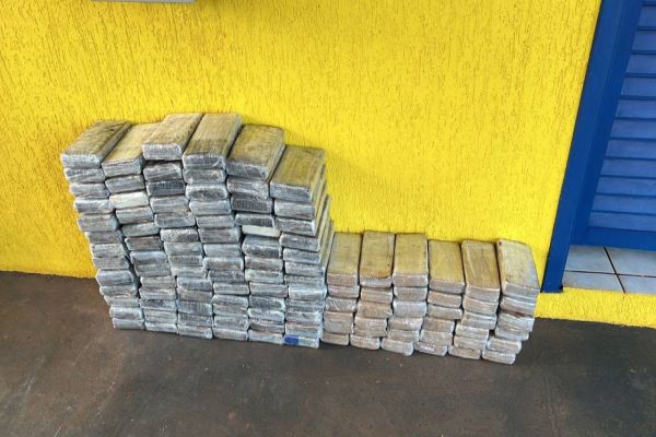 Imagem referente a notícia: PRF dá novo prejuízo milionário às organizações criminosas com apreensão de cocaína no Paraná