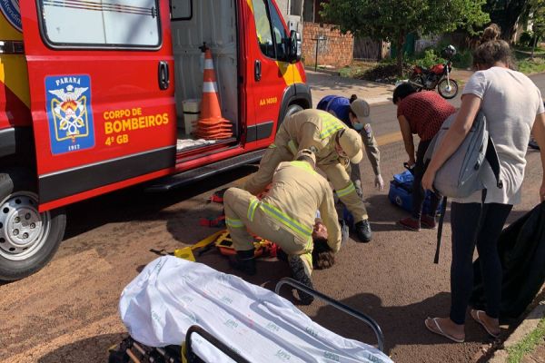 Imagem referente a notícia: Motociclista de 31 anos fica ferida após colisão de trânsito na Rua Maracaí