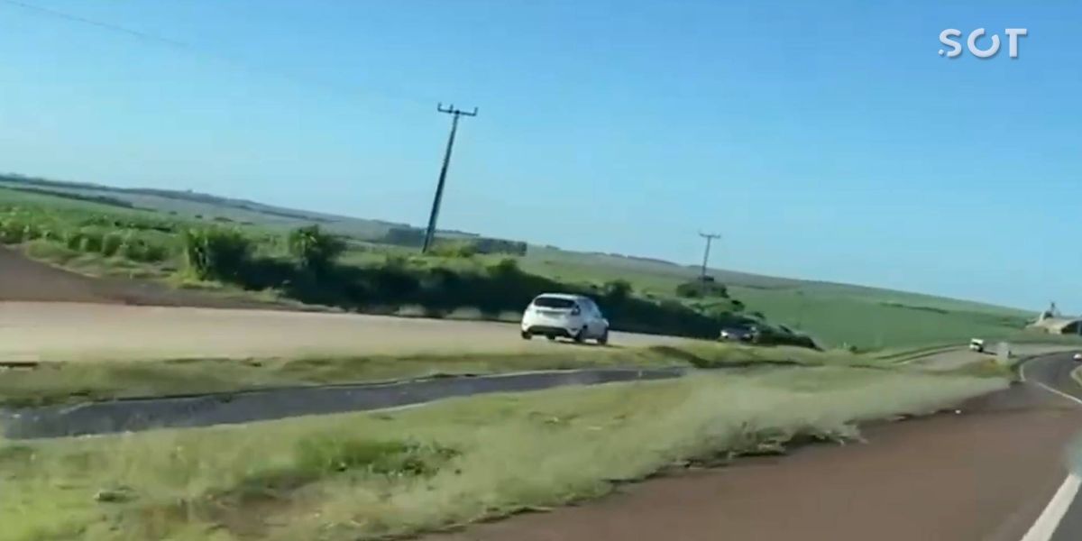 Carro é flagrado andando pela contramão na BR 163, em Lindoeste