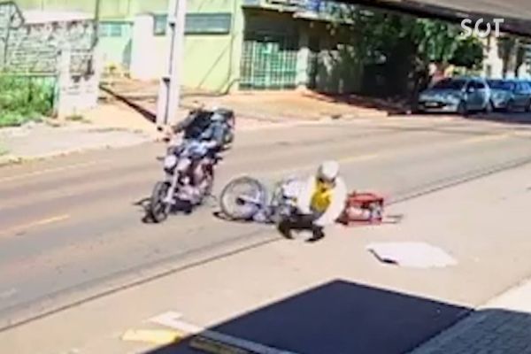 Imagem referente a notícia: Motociclistas se envolvem em colisão na Rua Manaus; Câmera registra desentendimento após a batida