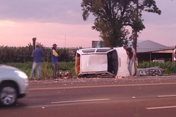 Colisão seguida de capotamento é registrada em Santa Tereza do Oeste