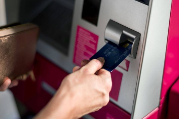 Especialista dá dicas de como usar saque do FGTS