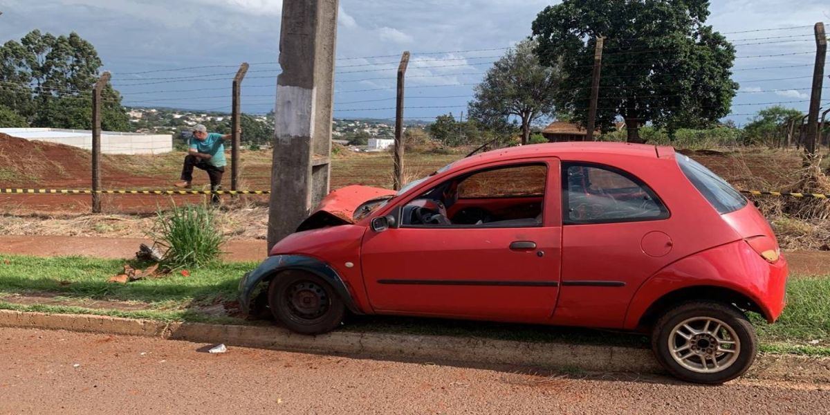 Homem morre após colidir veículo em poste de iluminação pública no Bairro Pacaembu