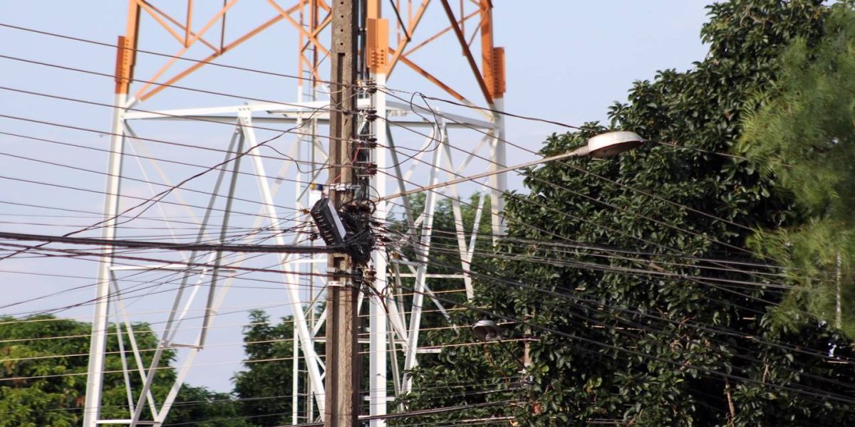 Copel e elétricas querem autorização para cortar cabos de telecom irregulares em postes