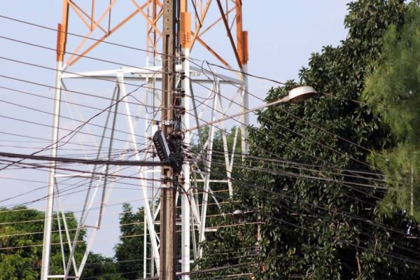 Copel e elétricas querem autorização para cortar cabos de telecom irregulares em postes