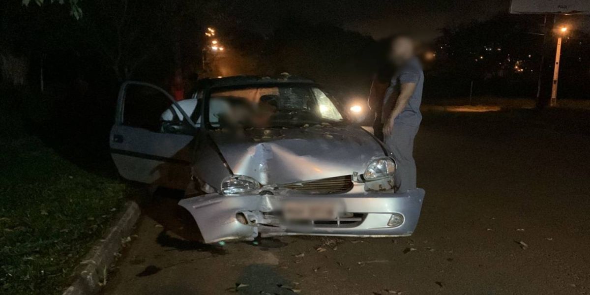 Carro colide em árvore na Rua Serra da Santana no Loteamento Belmonte