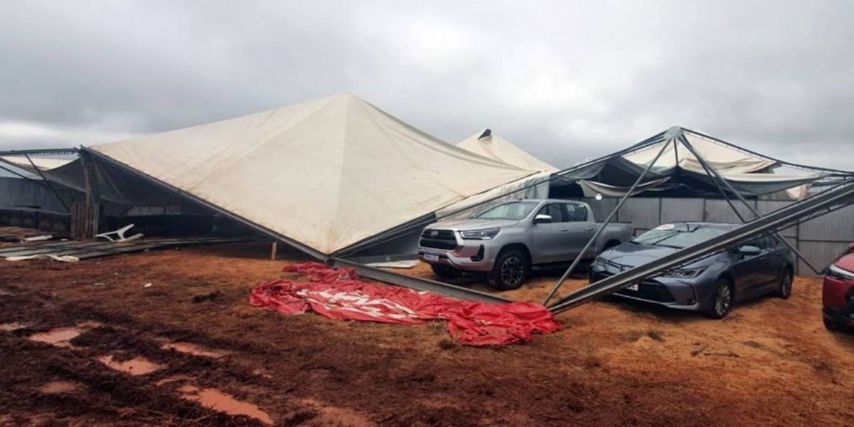 Estrutura de rodeio não resiste aos fortes ventos e evento é cancelado em Cafelândia