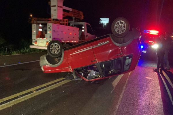 Imagem referente a notícia: Três veículos se envolvem em colisão de trânsito e Uno acaba capotando na BR-277, em Cascavel