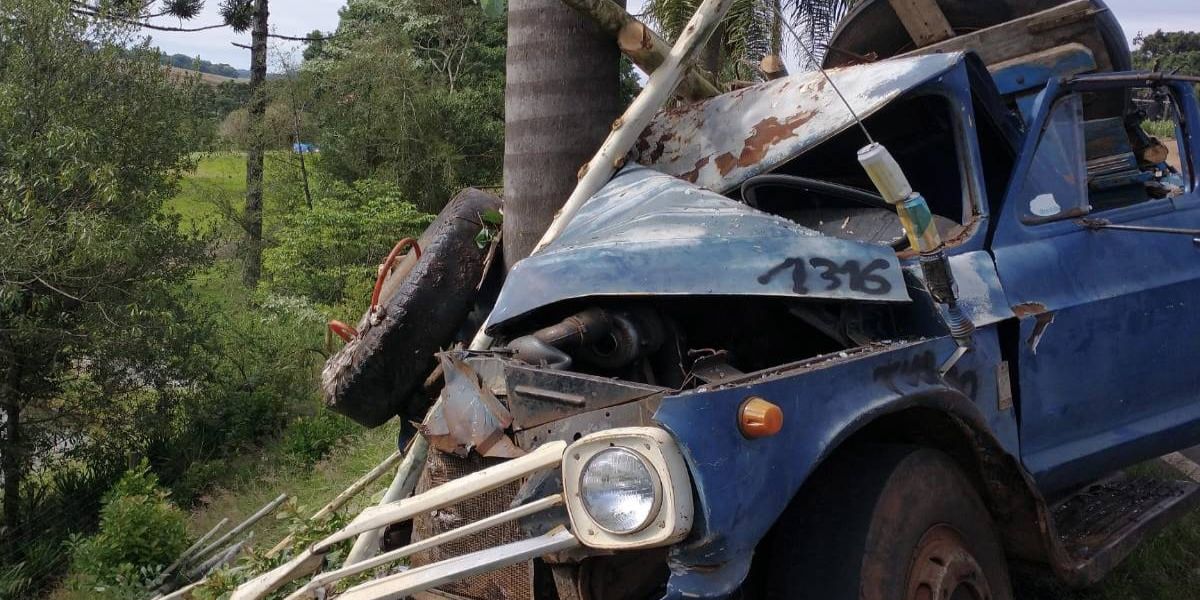 Caminhão fica destituído em acidente na PR-493 no sudoeste