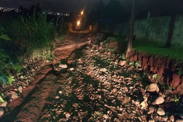Rua Lagoa Saquarema está intransitável e moradores pedem providência por parte do município
