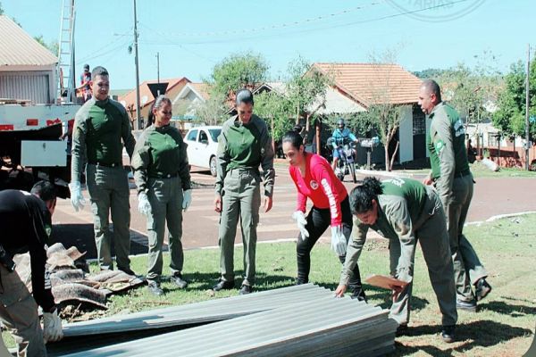 Voluntários de Cascavel com a Ong Gav Brasil levam telhas para as casas danificadas em Maripá