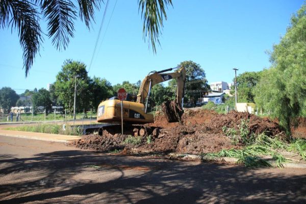 Sesop promove limpeza de córrego no Ecopark Oeste
