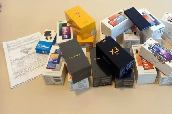 Transitar recebe doação de aparelhos celulares da Receita Federal