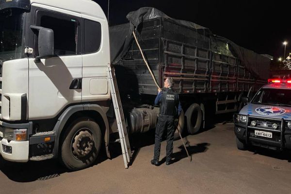Imagem referente a notícia: Caminhão carregado com cigarros contrabandeados é apreendido pela Receita Federal na BR-467