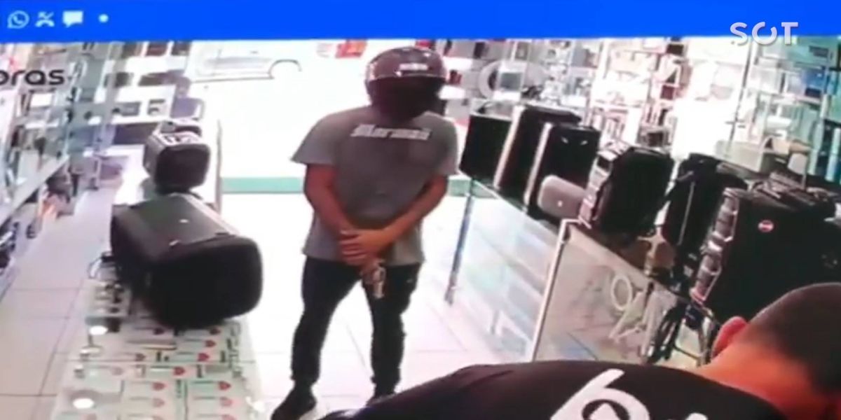 Bandidos armados roubam loja de eletrônicos em plena luz do dia no centro de Cascavel
