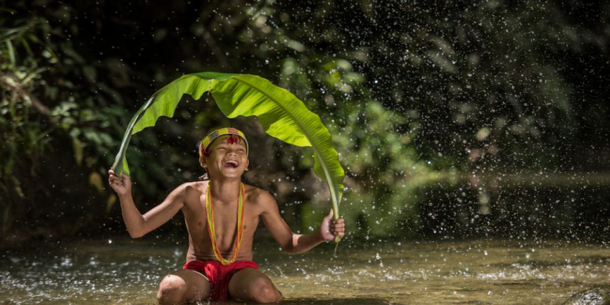 Indígena brasileira divulga cultura de aldeia através da internet via satélite e viraliza nas redes