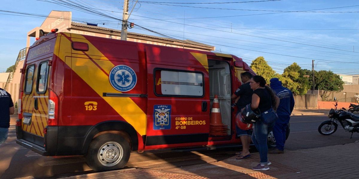Jovem sofre suspeita de fratura após colisão traseira no Jardim Clarito