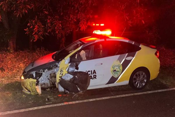 Motorista embriagado é preso depois de bater carro contra veículo da Polícia Militar, no Paraná
