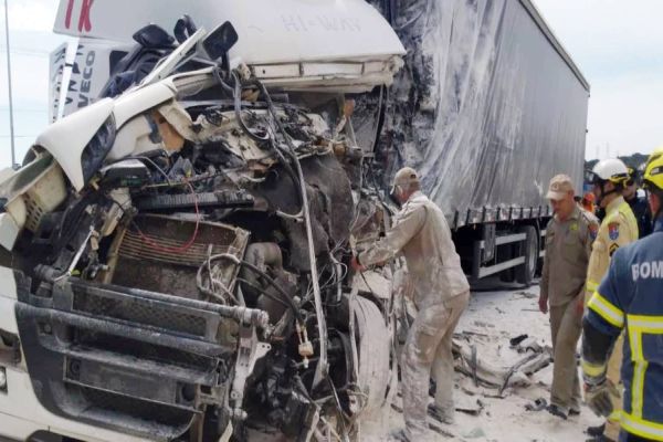 Homem fica em estado grave após colisão frontal entre caminhões na BR-277