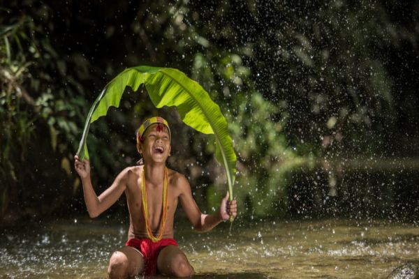Indígena brasileira divulga cultura de aldeia através da internet via satélite e viraliza nas redes
