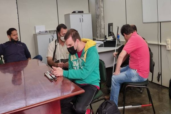 Curso para pessoas com deficiência visual auxilia na utilização de aplicativos