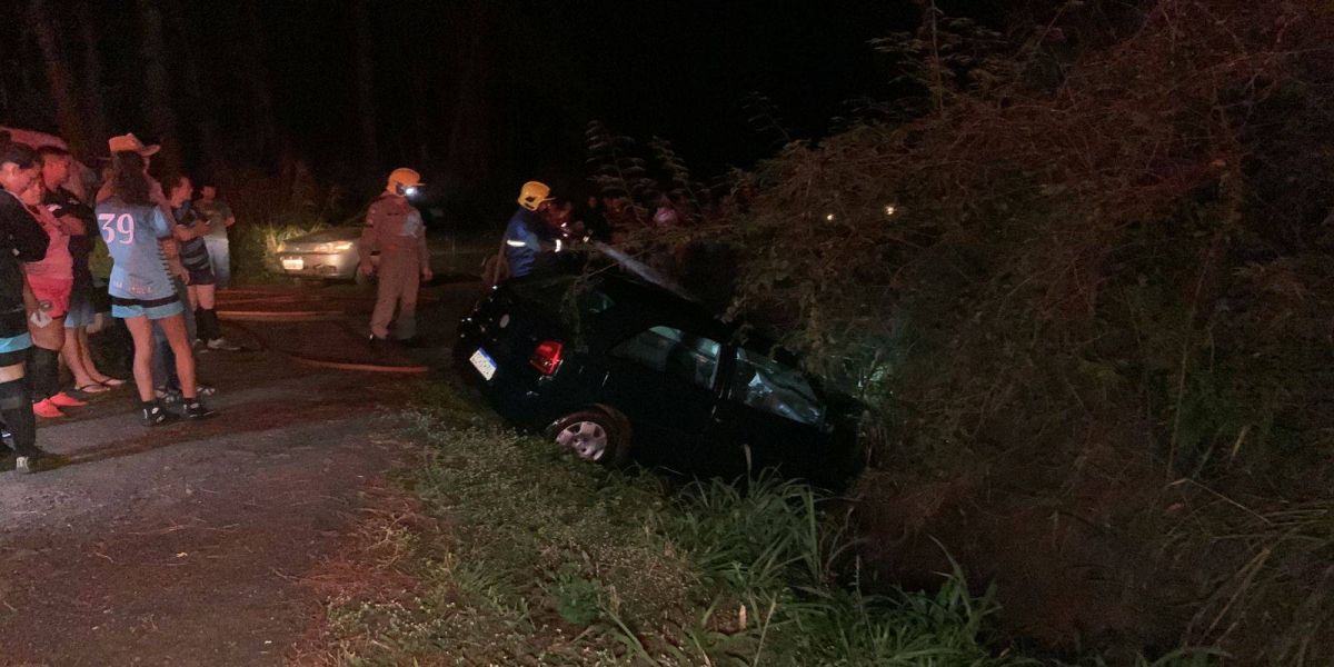 Quatro mulheres ficam feridas após carro cair em valeta de escoamento de água na PR-180 em Cascavel