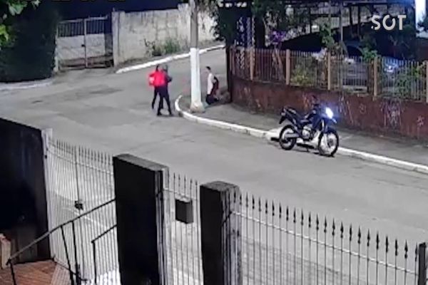 Imagem referente a notícia: Rapaz se ajoelha e diz 'eu não tenho nada' antes de ser morto com 4 tiros por falso entregador