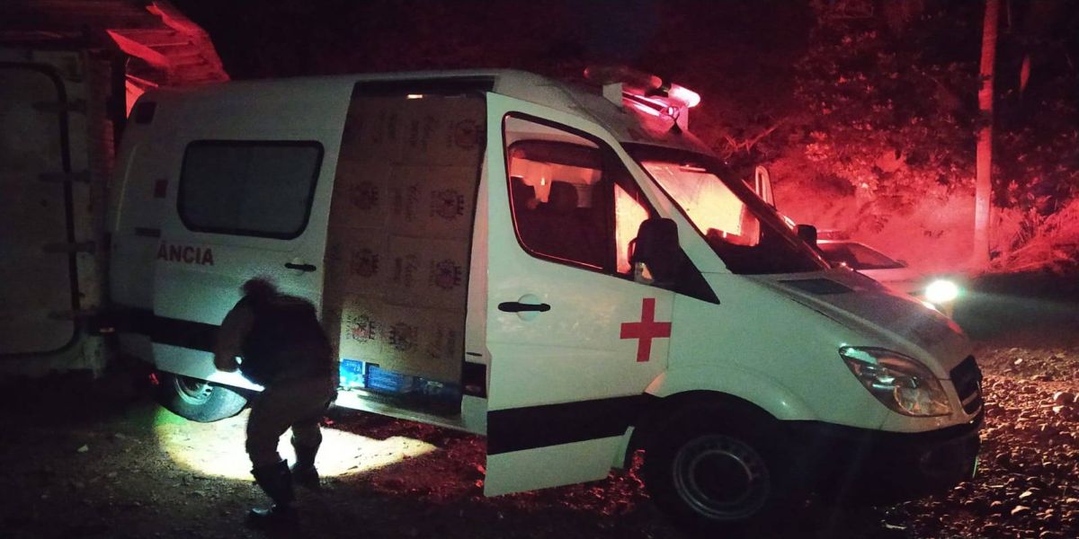PRE apreende ambulância carregada com caixas de cigarro contrabandeados na PR-180 em Cascavel