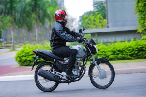 Imagem referente à notícia: Direção defensiva e capacete apropriado fazem toda a diferença para os motociclistas