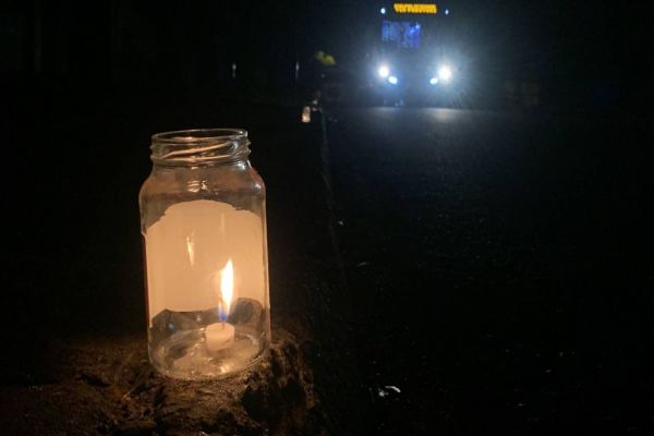 Imagem referente a notícia: Ruas das Velas: Moradores do Bairro Santa Felicidade colocam velas na Rua após lâmpadas queimarem