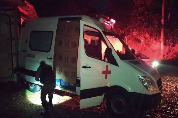 Imagem referente a notícia: PRE apreende ambulância carregada com caixas de cigarro contrabandeados na PR-180 em Cascavel