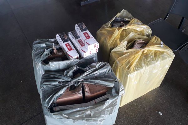 Imagem referente a notícia: Guarda Municipal realiza apreensão de cigarro contrabandeados na rodoviária de Cascavel