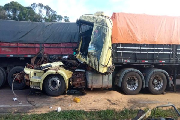 Imagem referente a notícia: Cabine de caminhão fica esmagada após forte colisão traseira na BR-277, em Balsa Nova