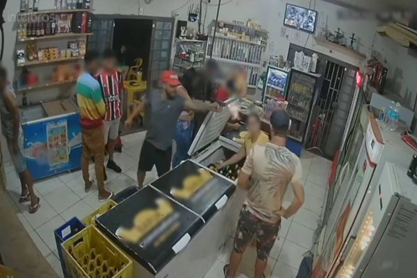 Imagem referente a notícia: Homem é executado brutalmente dentro de bar; Câmera registra toda a movimentação