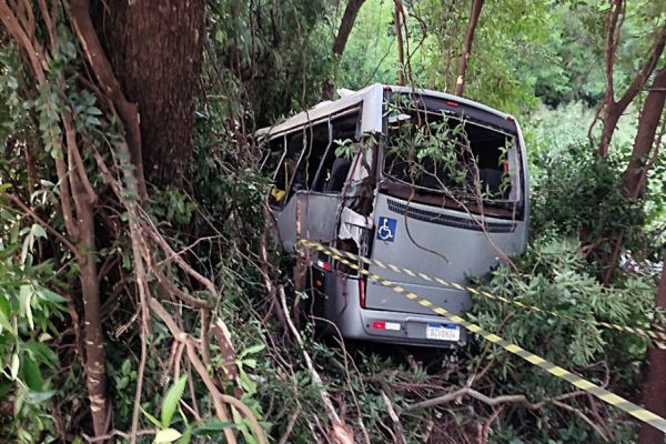 Imagem referente a notícia: Sete pessoas morrem em acidente com ônibus da saúde da prefeitura de Pato Bragado em Marechal