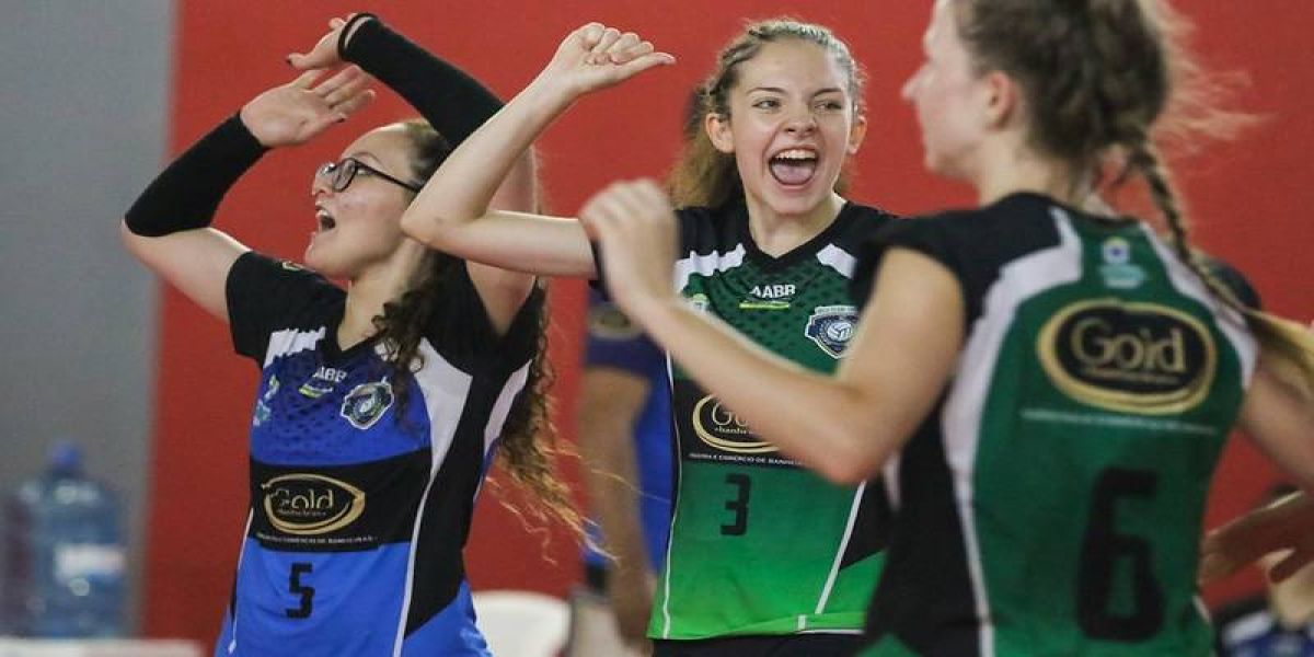 Vôlei Clube Cascavel/AABB faz o “dever de casa” e estreia com vitórias no Paranaense SUB-19