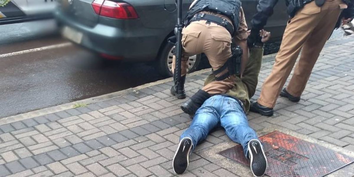 Homens tentam assaltar joalheria e acabam sendo detidos pela Polícia Militar