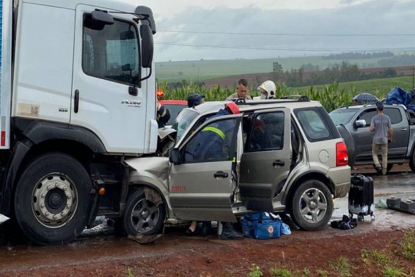 Três pessoas ficam feridas em colisão frontal envolvendo carro e caminhão na PR-323