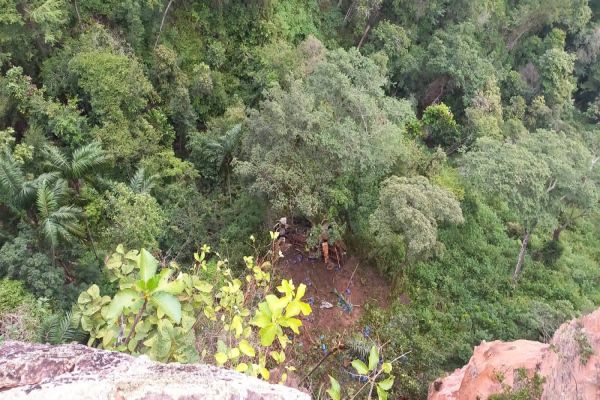 Caminhão perde controle em curva, bate em paredão e cai de morro na Chapada dos Guimarães