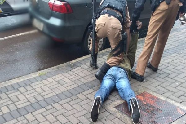 Imagem referente a notícia: Homens tentam assaltar joalheria e acabam sendo detidos pela Polícia Militar