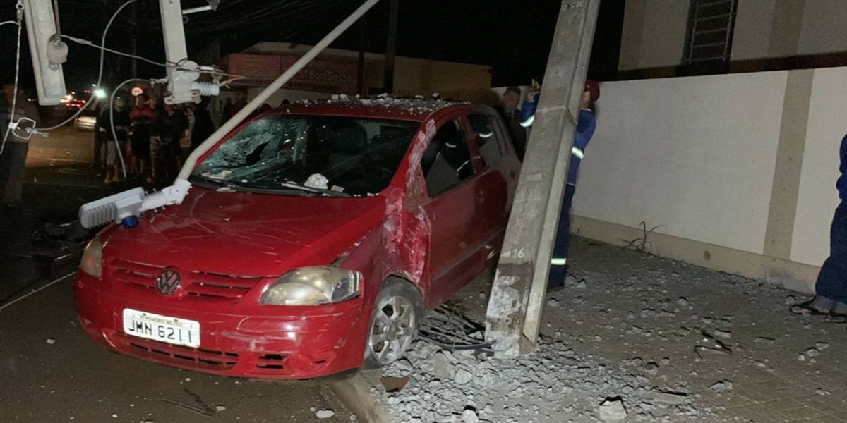 Carro derruba poste de iluminação pública após colisão e deixa Bairro Tarumã sem energia elétrica