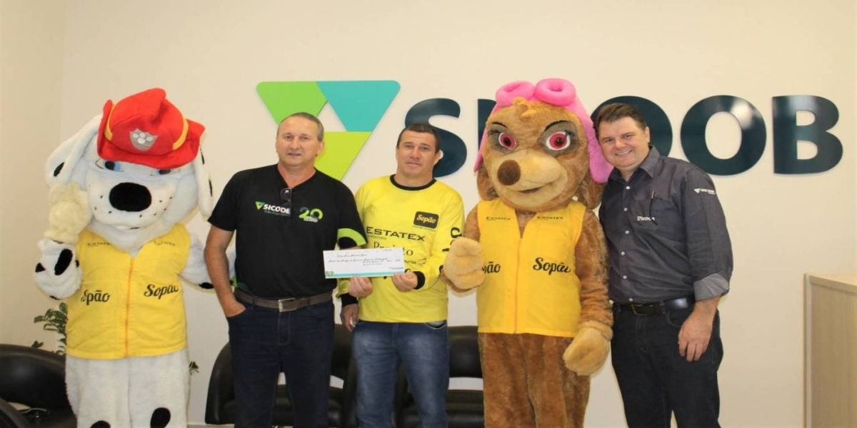 Sicoob Três Fronteiras doa recursos a projetos sociais por participação de cooperados em reunião