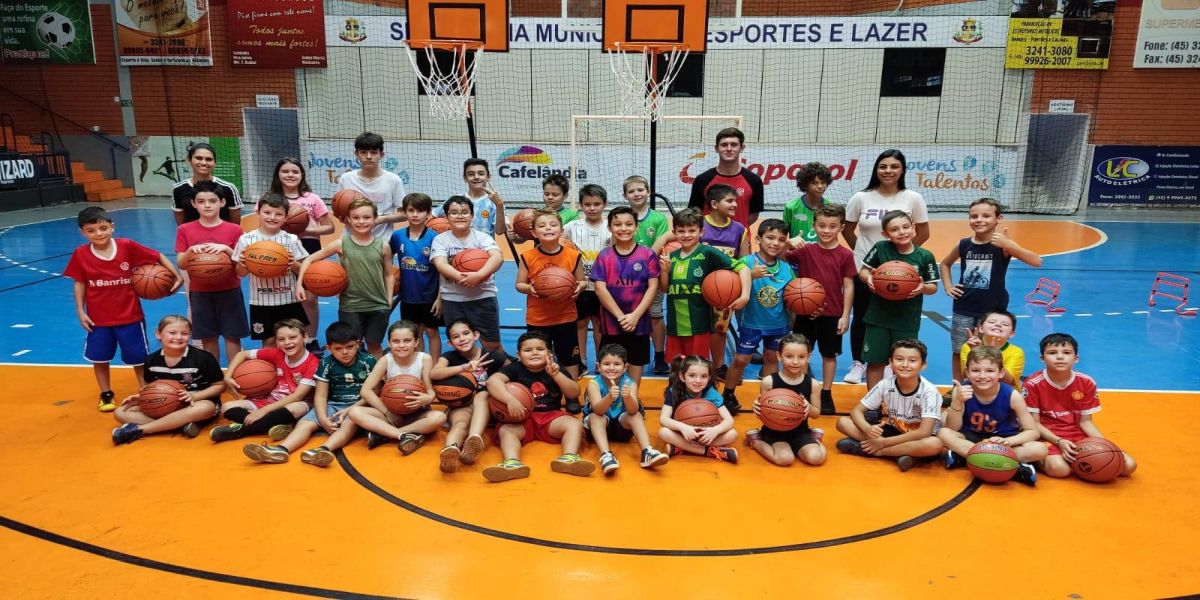 Secretaria de Esportes de Cafelândia adquire materiais para treino de Basquetebol