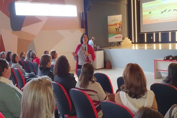 “O DNA da mulher é cooperativista”, diz consultora em evento da Coopavel