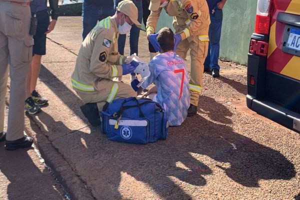 Imagem referente a notícia: Ciclista fica ferido após colidir de frente com moto na marginal da BR-467, em Cascavel