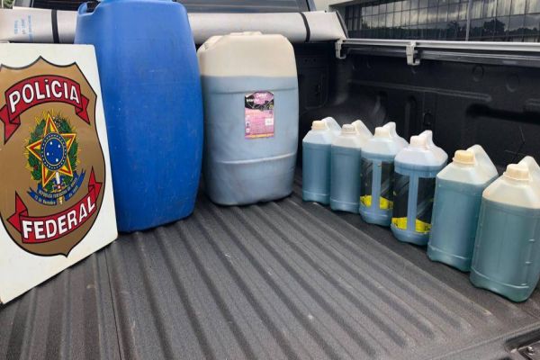 Imagem referente a notícia: Nova modalidade: PF prende homem com 140 litros de gasolina contrabandeada na fronteira