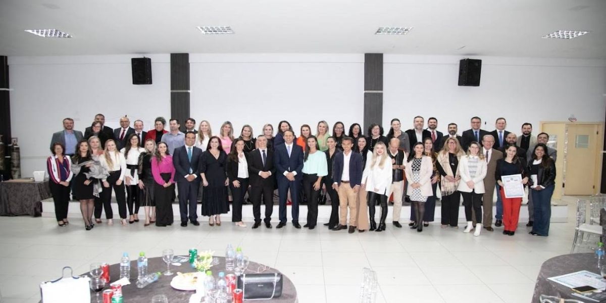 Conselheiros e líderes das comissões da OAB Cascavel gestão anterior são homenageados