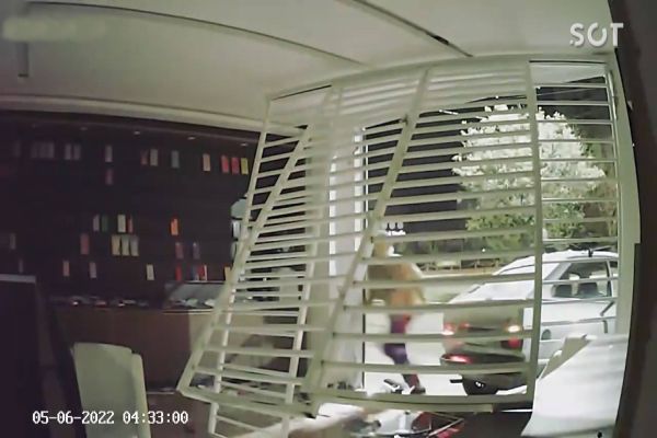 Imagem referente a notícia: Gangue da marcha à ré ataca novamente: O alvo foi loja de celulares no Bairro São Cristóvão