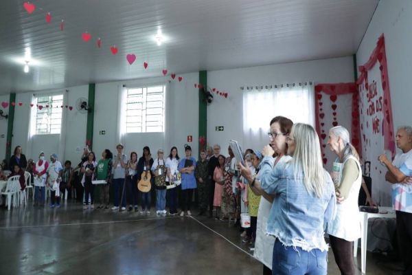 Programa Felicidade do Idoso tem dia de homenagens às mães